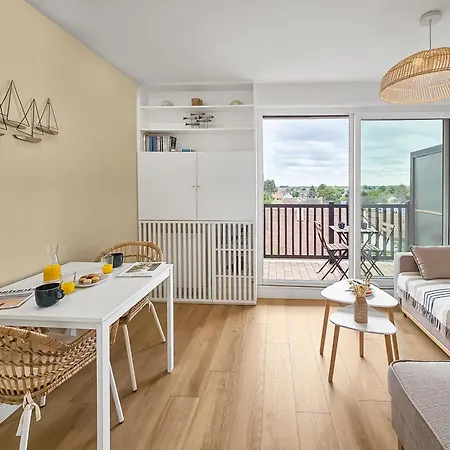 South-facing Terrace, Direct Access شقة