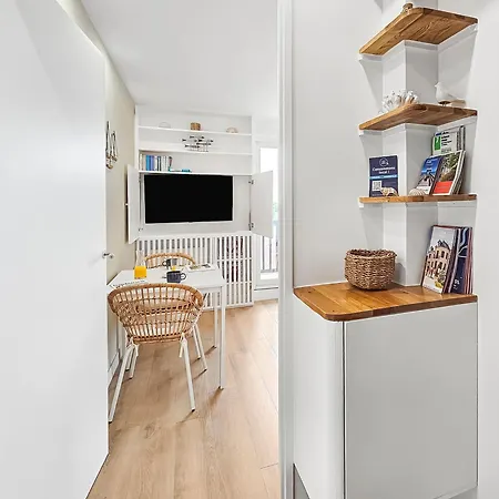 South-facing Terrace, Direct Access Apartman *